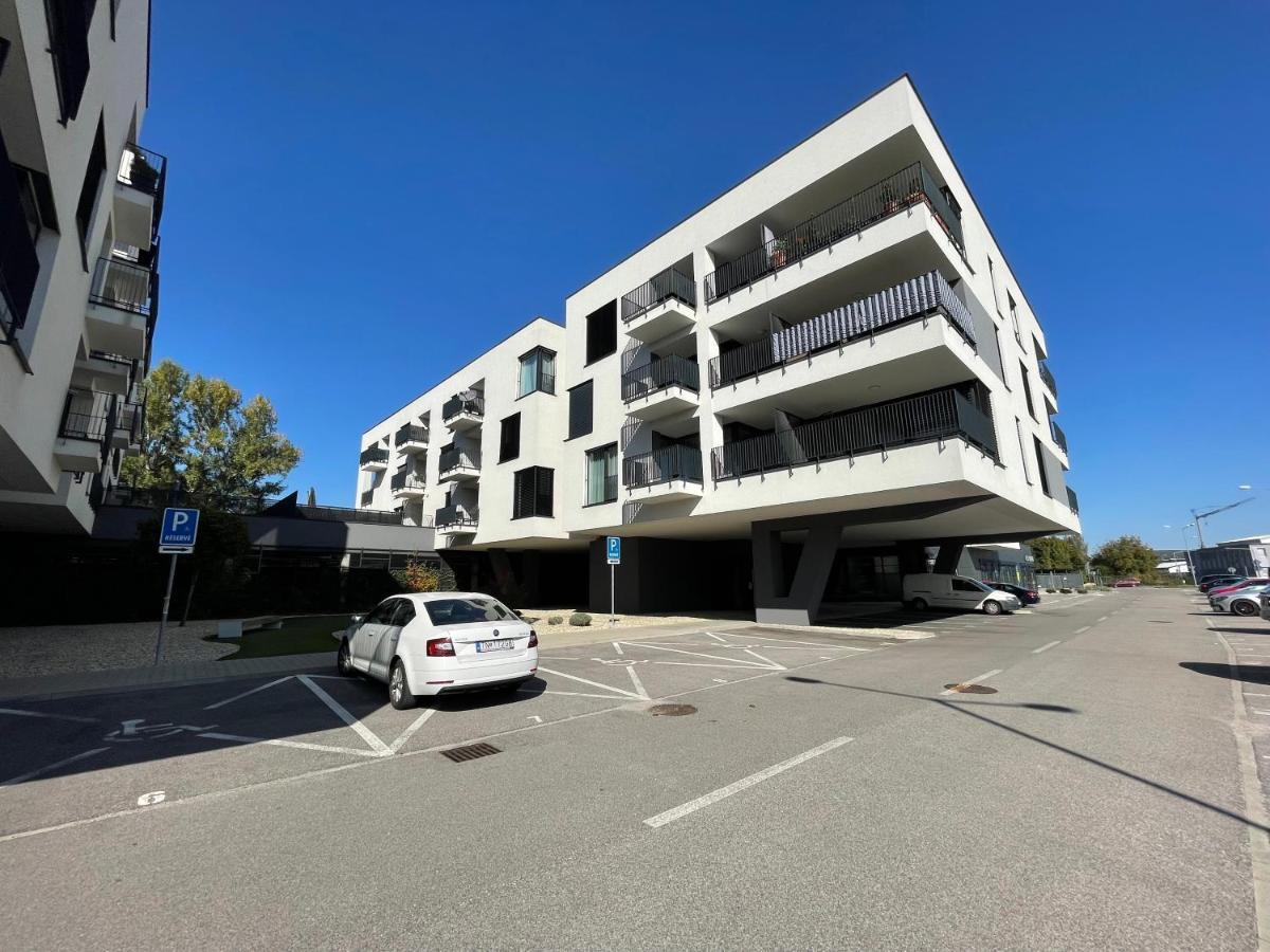 Greenbay Apartment With Free Parking Тренчин Экстерьер фото